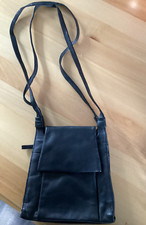 Tolle, kleine , schwarze Ledertasche. Bietet dennoch viel Stauraum.