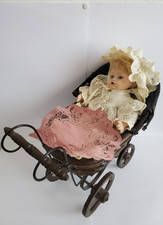 Alte Puppe mit Stoffkleidung