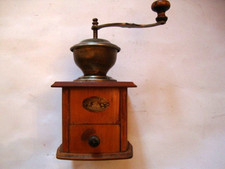 Große antike Kaffeemühle von