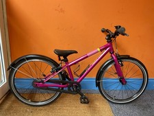Islabikes Cnoc 20 in Pink Kinderfahrrad mit Schutzblechen und Flaschenhalter FULL SERVICE