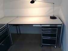 usm Haller Eckschreibt mit Rollcontainer, Techniksideboard u Vitra Bürostuhl 