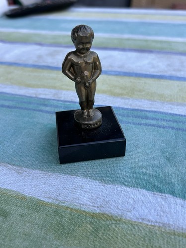Metall figur auf marmor - figur, marmor-sockel