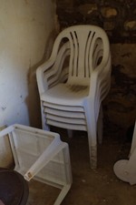 Gartenmöbel weiße Plastikstühle