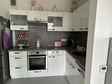 Einbauküche in L - Form mit elektrischen Geräten in Weiß / Betonoptik