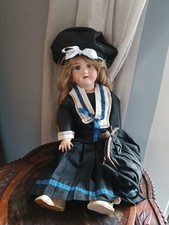 Antike Porzellankopf-Puppe im Matrosenkleid mit Tasche – ca. 1920er Jahre