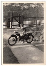 Kleiner Junge auf DDR Moded "SIMSON" * 1950s Vintage Photo - keine AK