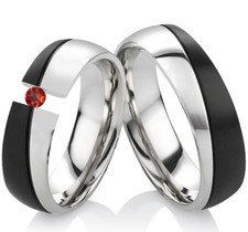 2 Eheringe Trauringe aus Edelstahl mit echtem Granat und Ringgravur ES41