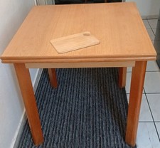 Küchentisch mit zwei  Stühlen !