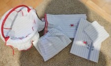 Stubenwagen Set (Umrandung,Himmel und Bettwäsche) m. Utensilienkörbchen rot/grau