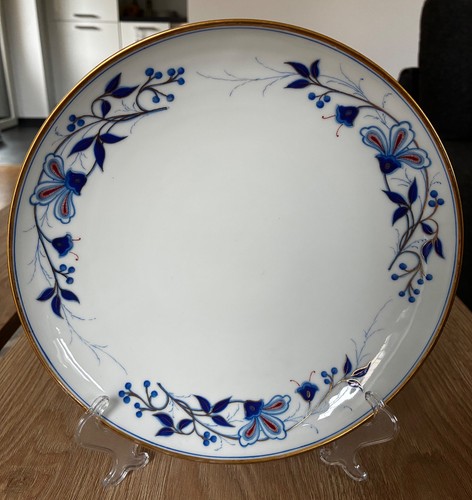 Porzellanteller mit blauem