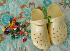 Crocs High Shine 38-39 buttercream neu ungetragen + 25 Charms Butter Farbe