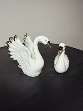 Zwei Porzellan-Schwanenfiguren
