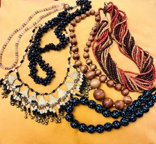 Exklusive Kollektion: Sechs handgefertigte Halsketten aus Naturmaterialien. 