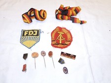 Konvolut: 2 Aufnäher, 8 Abzeichen + 2 Medaillenbänder, DDR, FDJ, SED, GST, FDGB