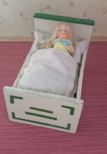 ? altes Puppenstuben Bett / Holz mit Püppchen   ?