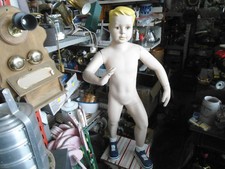 Schaufensterpuppe Junge stehend