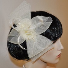 Fascinator SCHLEIFE Ansteckblume Blume Federn Haarschmuck IVORY PERLEN creme NEU