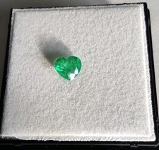 Smaragd Kolumbien 0,65ct Seltener Herzschliff in Kräftigem Grasgrün