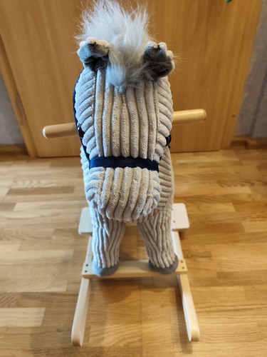Schaukelpferd aus holz und - schaukelpferd,