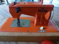 Kindernähmaschine Regina aus Eisenblech auf Holzsockel 1960