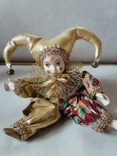 Harlekin figur sitzend - harlekin-figur,