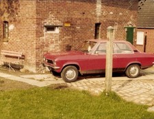 Ak roter PKW am Backsteinhaus - 4288527