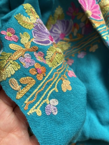 Wolltuch blüten bestickt - wolltuch,