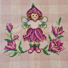 Elfe im Blumenbeet lila