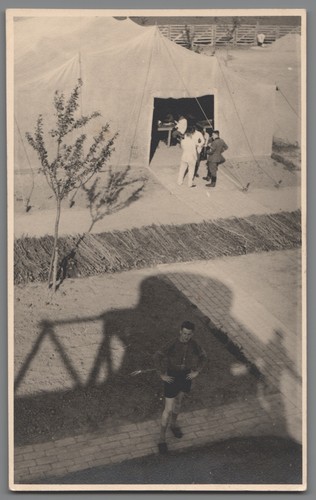 Foto soldaten vor rad - ak, zelt