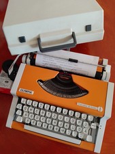 OLYMPIA TRAVELLER DE LUXE 1977 KOFFERREISESCHREIBMASCHINE GERMANY TOPZUSTAND FB.