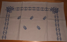 Antikes Leinen Wandschoner Ziertuch Stickerei blaue Blumen handbestickt (13685)