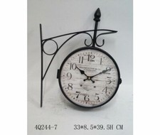 Wanduhr Aus Metall Im