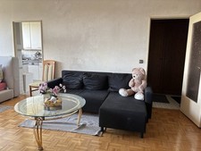 Verkaufe ein stilvolles schwarzes IKEA-Sofa mit Schlaffunktion.