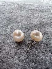 Ernstes Design Perl-Ohrstecker