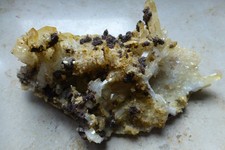 Bergkristall-Stufe mit limonitisierten Siderit xx-Gruppen, Graubünden