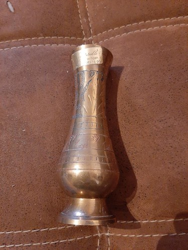 Messingvase mit eingeritztem