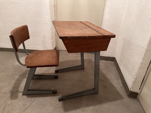 Altes schulpult stuhl - +,