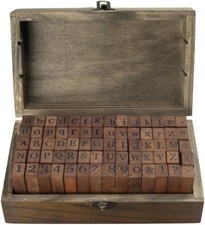 Vintage Stempelset: 70 Alphabet / Buchstaben Stempel in dekorativer Holzkiste