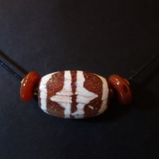 Amulett-Kette aus Nepal mit seltener "Tigerzahn"  Perle