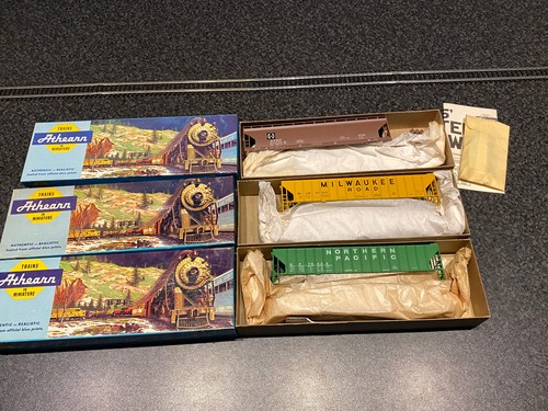 Athearn covered 3 bay - x,
