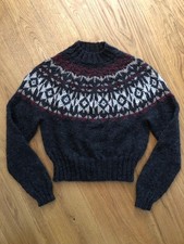 HANDGESTRICKTER PULLOVER -