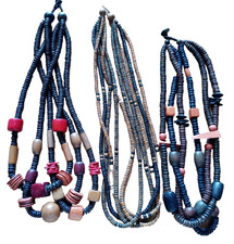 3 Holzketten, verschieden Kugeln, Scheiben und Farben, 64-69cm Länge