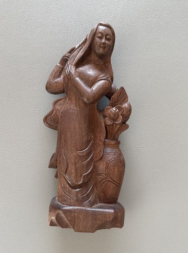 Handgeschnitzte holzfigur frau - handgeschnitzte,