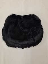 Schöner schwarzer Muff aus echtem Pelz