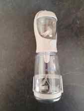 Fellnase Wasserflasche und Futterspender mit Standfuß für Hunde und Katzen grau