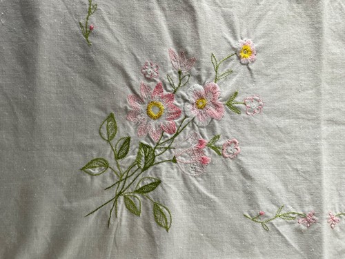 Tischdecke handbestickt