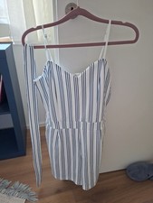 Neuer kurzer Jumpsuit mit