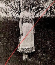 Altes Foto Junges Mädchen Frau Maid Schürze Dirndl Mode Ausflug Vintage (Z67)