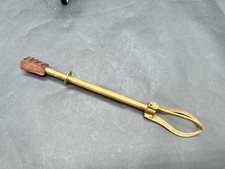 ANTIKE MESSING EISWÜRFELZANGE GREIFER WERKZEUG MIT HOLZGRIFFSTANGE SAMMLERSTÜCK