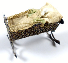 uralte Puppenwiege aus Zinn für Puppenstube mit Puppe um 1900